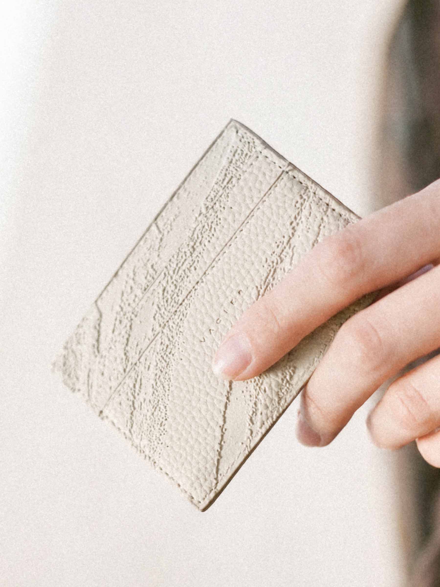 RIPPLE CARD HOLDER SAND - Image 4